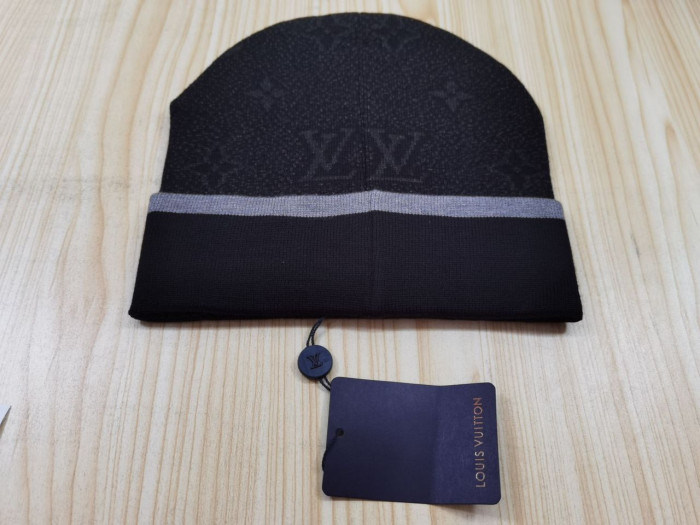 HAT-010