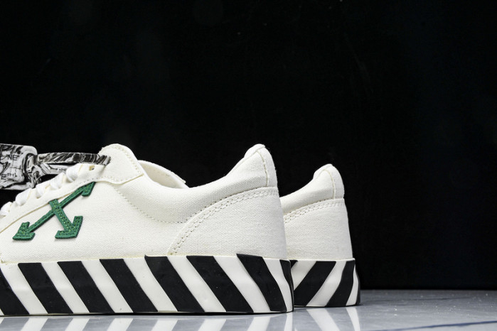 C/O​ SNEAKERS CO-036