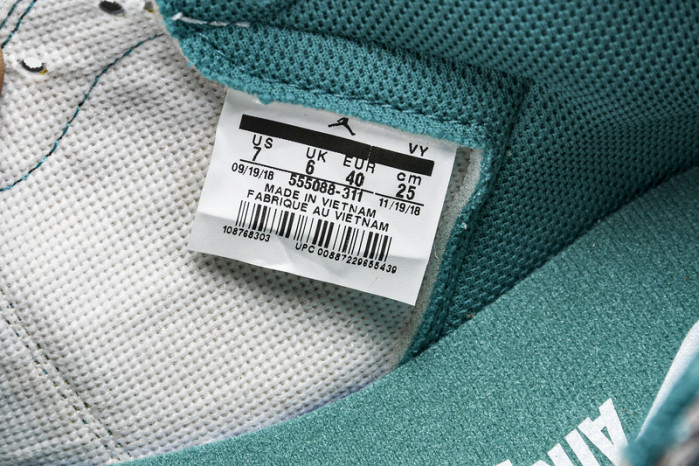 Air Jordan 1“Neutral Grey” 555088-311