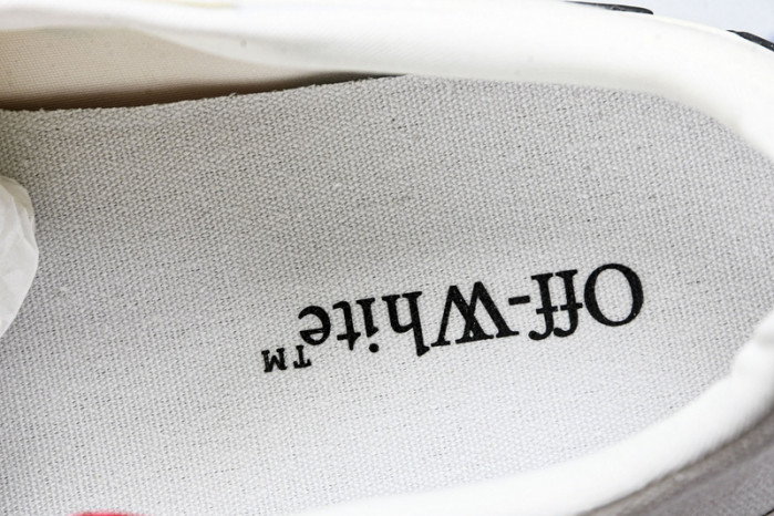 C/O​ SNEAKERS CO-037