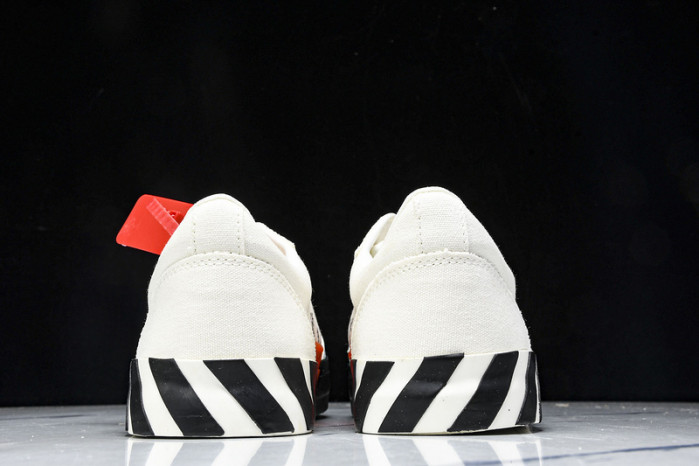 C/O​ SNEAKERS CO-037