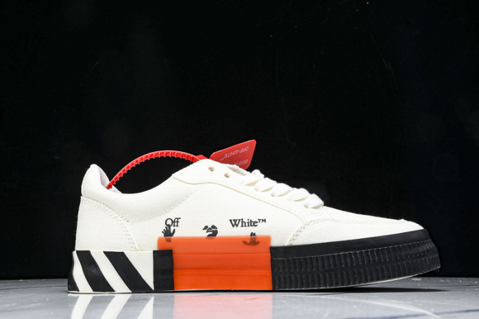 C/O​ SNEAKERS CO-037