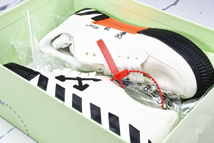 C/O​ SNEAKERS CO-037
