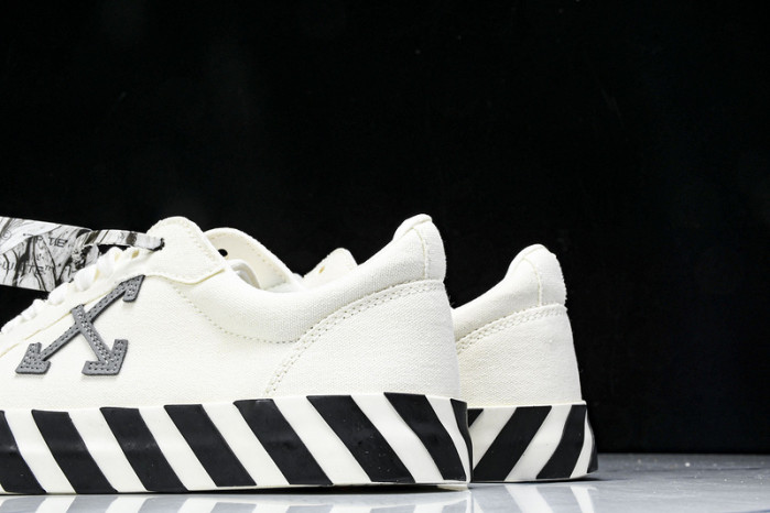C/O​ SNEAKERS CO-034