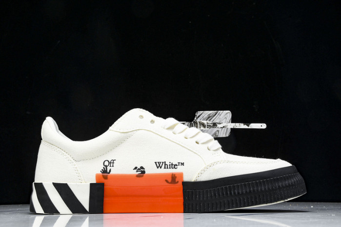C/O​ SNEAKERS CO-034
