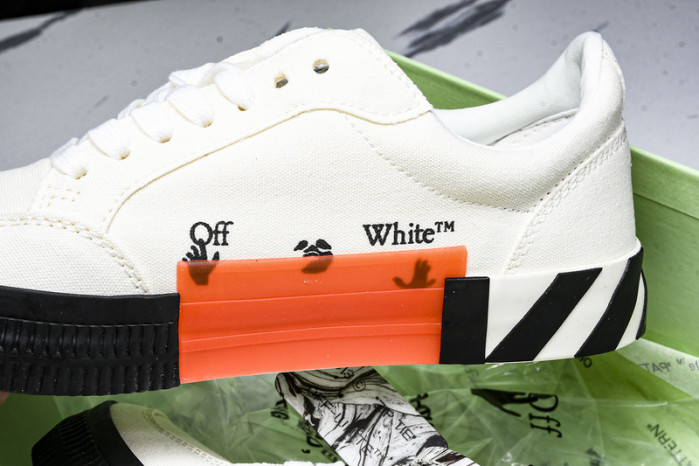 C/O​ SNEAKERS CO-034