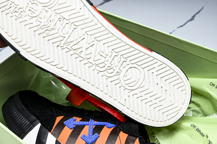 C/O​ SNEAKERS CO-041