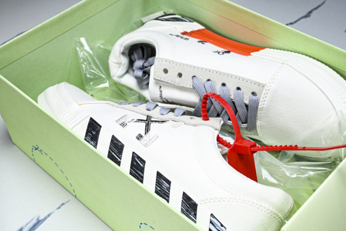 C/O​ SNEAKERS CO-043