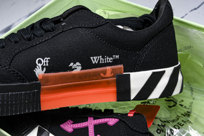 C/O​ SNEAKERS CO-038