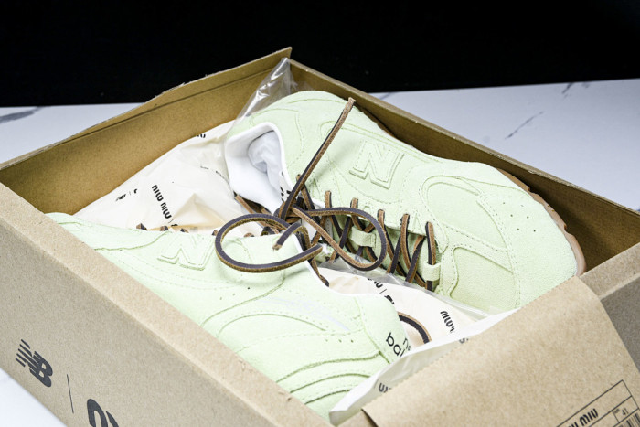 New Balance x MiuMiu 530 MM-001